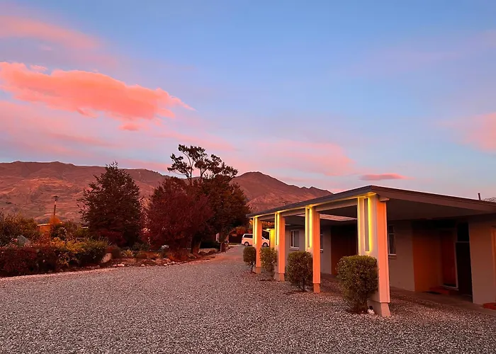 Manuka Crescent Motel